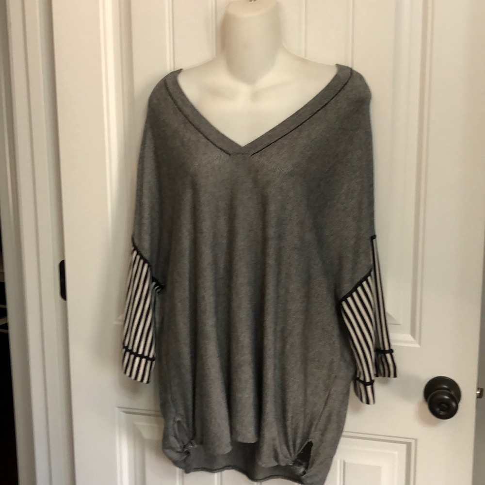 PLANET by Lauren G V neck Top OSFM